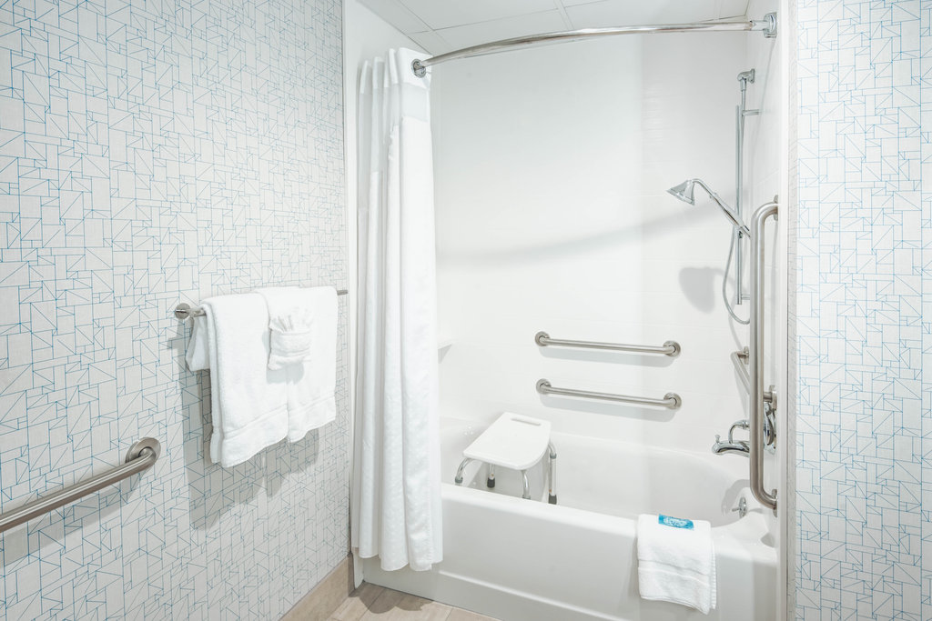 Holiday Inn Express & Suites WOODBRIDGE - Tap to explore photos