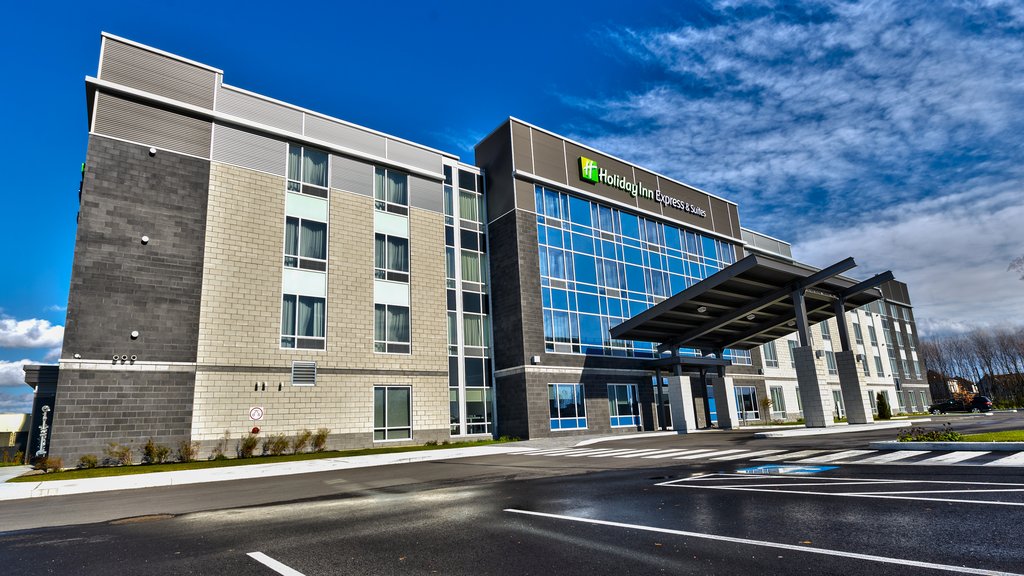Holiday Inn Express & Suites Vaudreuil - Tap to explore photos