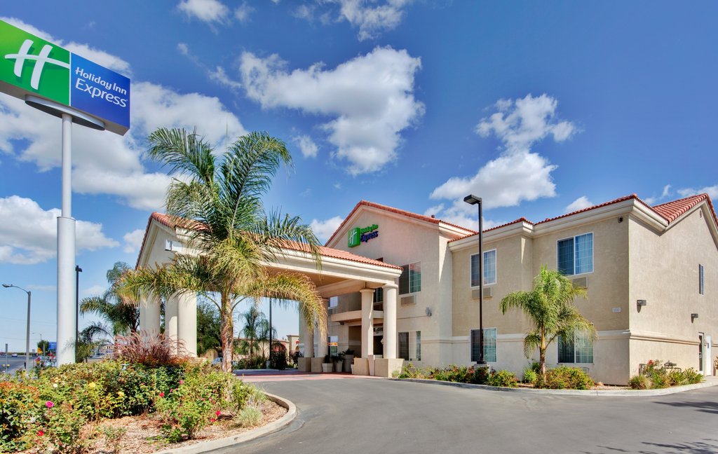 Holiday Inn Express DELANO HWY 99 - Tap to explore photos