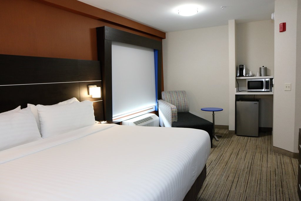 Holiday Inn Express & Suites ALABASTER - Tap to explore photos
