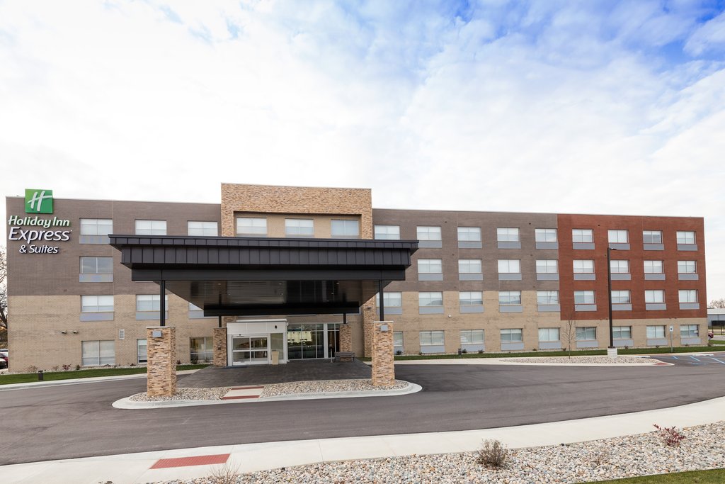 Holiday Inn Express & Suites AUBURN - Tap to explore photos