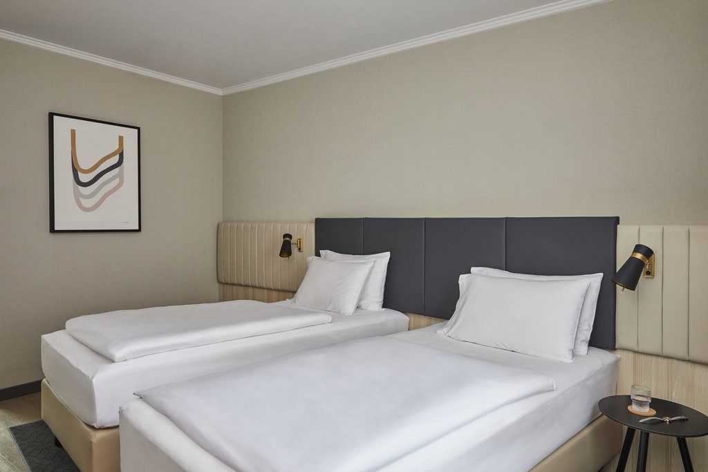 Crowne Plaza HAMBURG - CITY ALSTER - Tap to explore photos