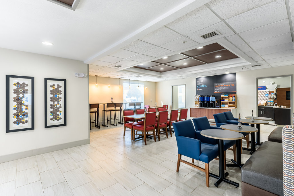 Holiday Inn Express & Suites BASTROP - Tap to explore photos