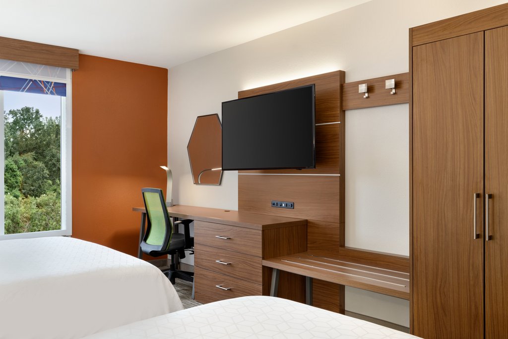 Holiday Inn Express Hotel & Suites Auburn - University Area - Tap to explore photos