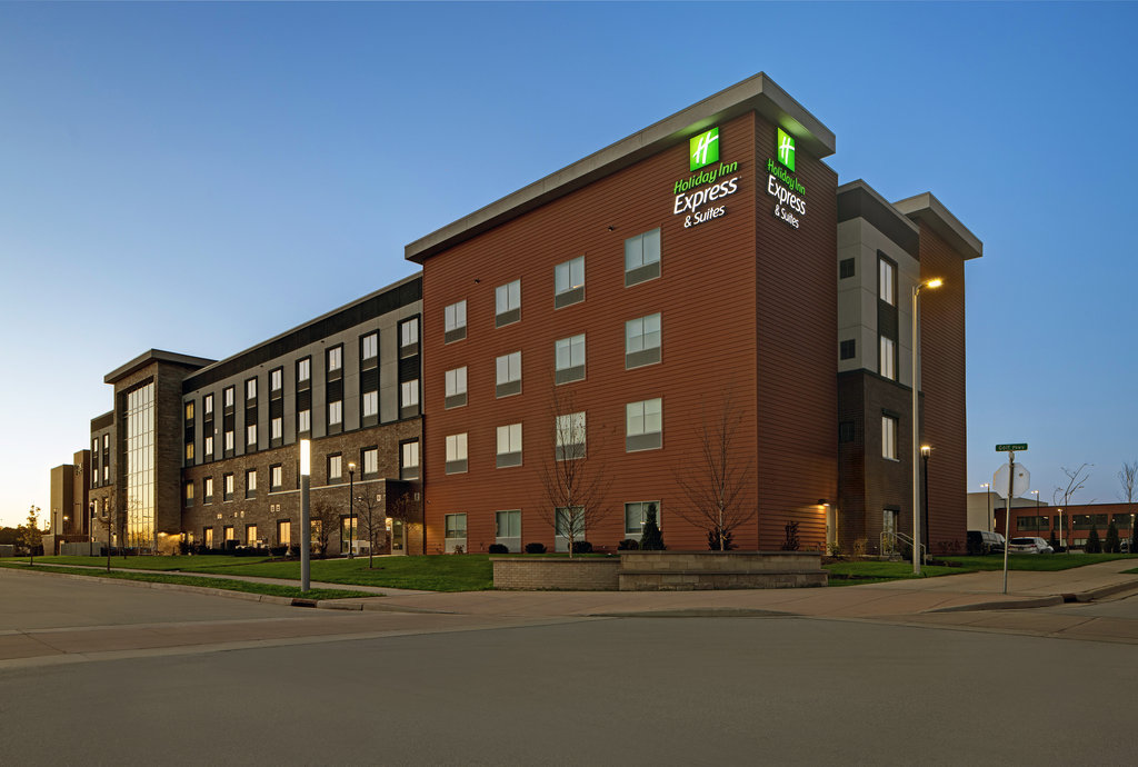 Holiday Inn Express & Suites MILWAUKEE - BROOKFIELD - Tap to explore photos