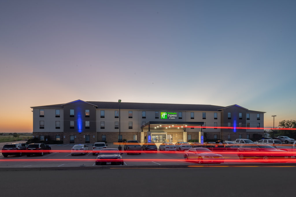 Holiday Inn Express & Suites N WACO AREA - WEST - Tap to explore photos