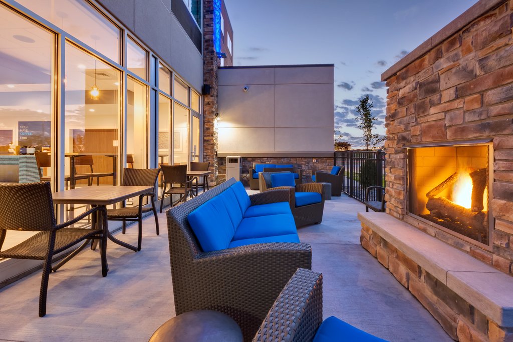 Holiday Inn Express & Suites EAU CLAIRE WEST I-94 - Tap to explore photos