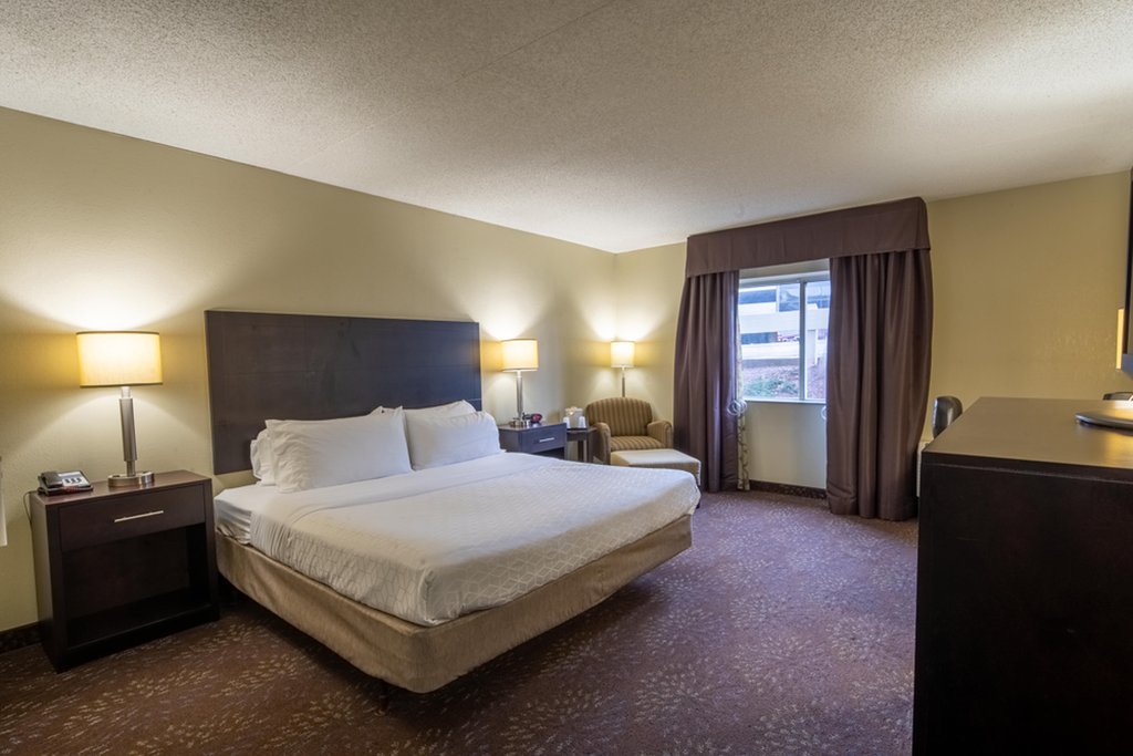 Holiday Inn Express Hotel & Suites Pittsburgh Airport - Tap to explore photos