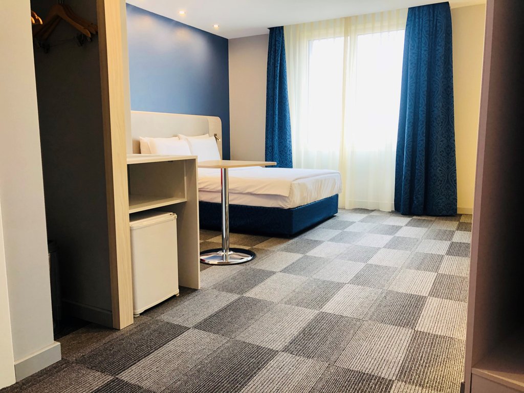 Holiday Inn Express Istanbul Altunizade - Tap to explore photos