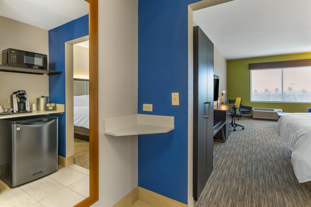 Holiday Inn Express & Suites PHOENIX DWTN - STATE CAPITOL - Tap to explore photos