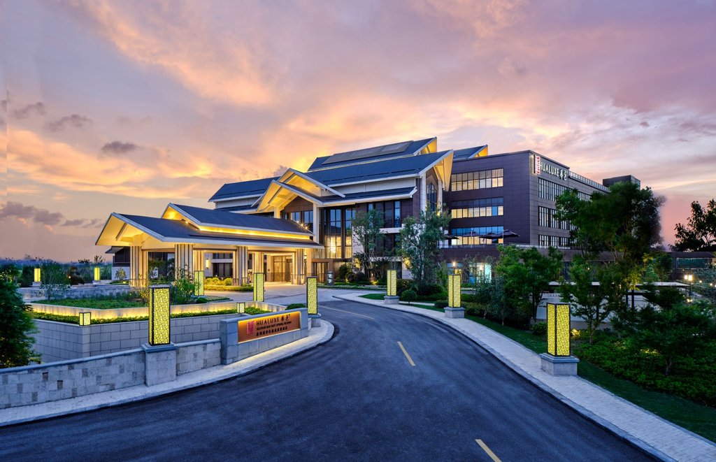 HUALUXE Hotels and Resorts SUZHOU BAY HOT SPRING RESORT - Tap to explore photos