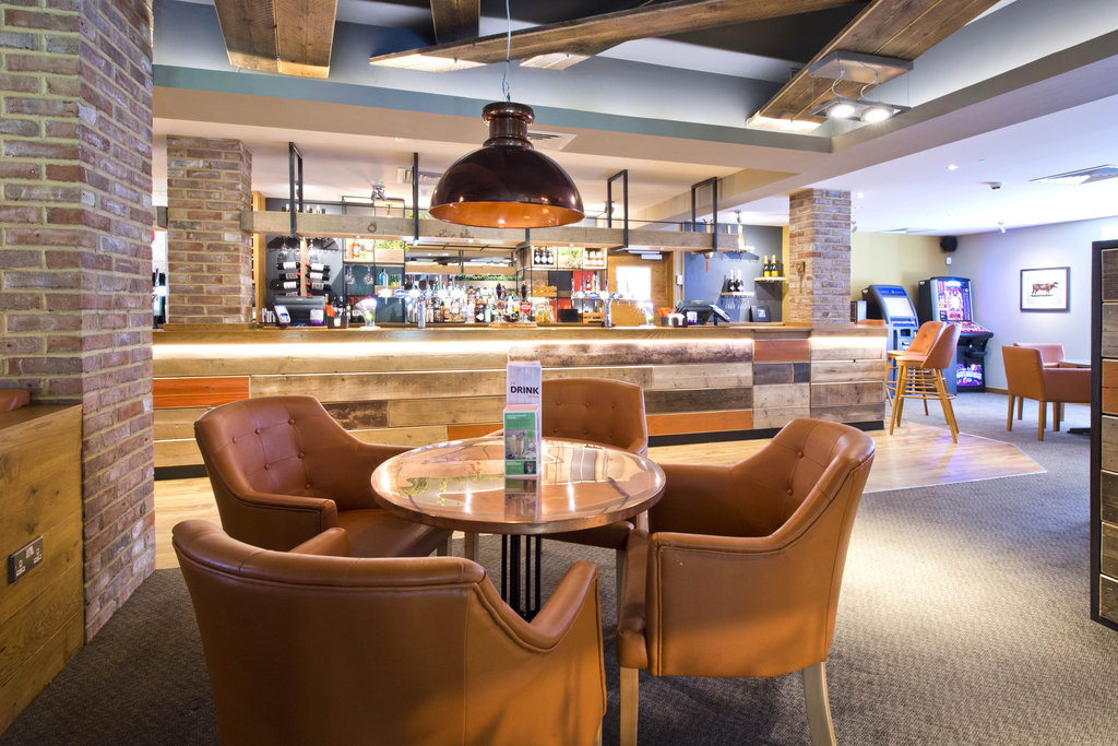 Premier Inn Farnham - Tap to explore photos