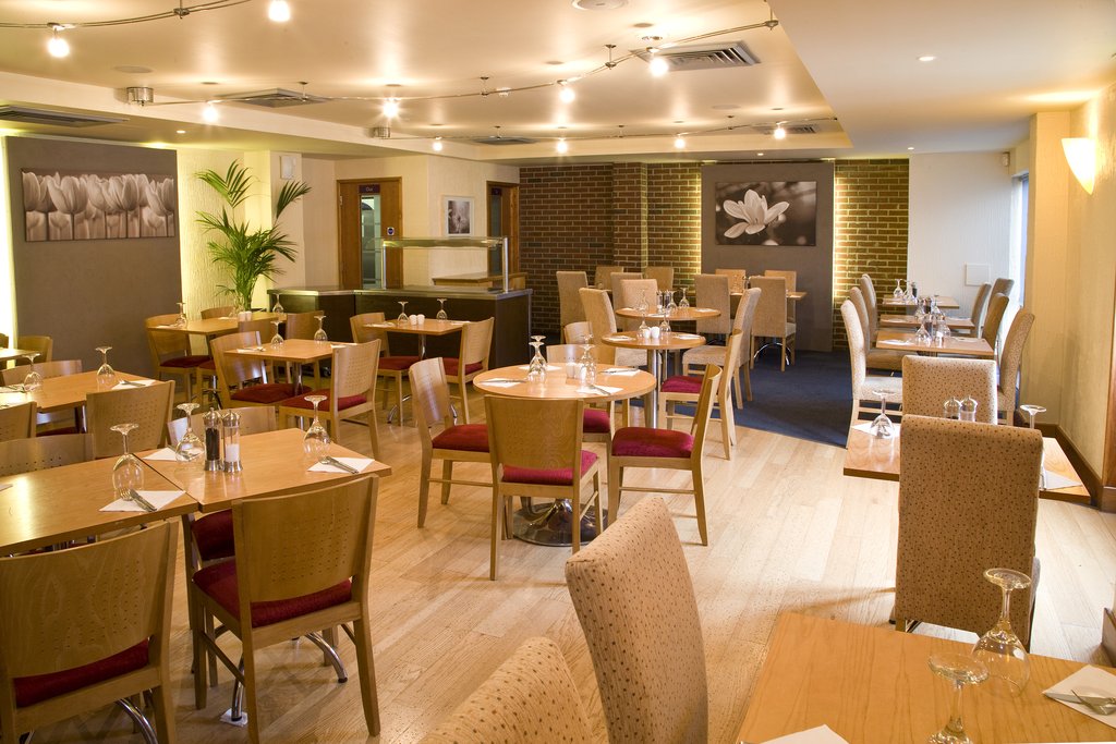 Premier Inn London Elstree / Borehamwood - Tap to explore photos