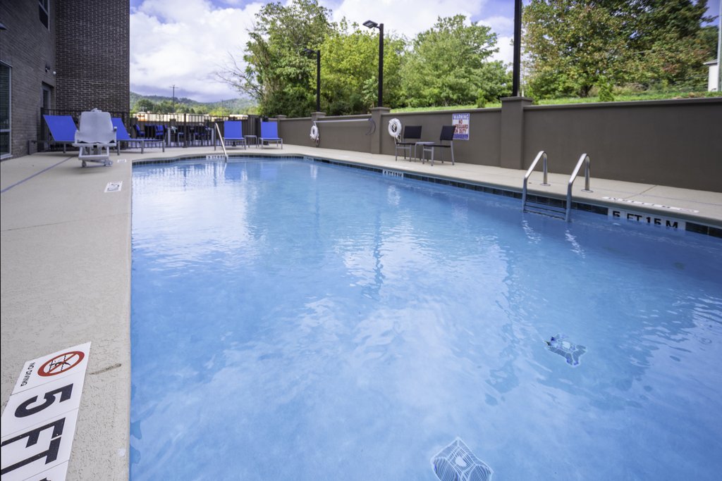 Holiday Inn Express & Suites BREVARD - CITY CENTER - Tap to explore photos