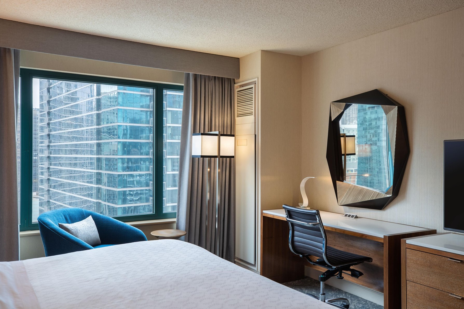 Sheraton Grand Chicago - Tap to explore photos