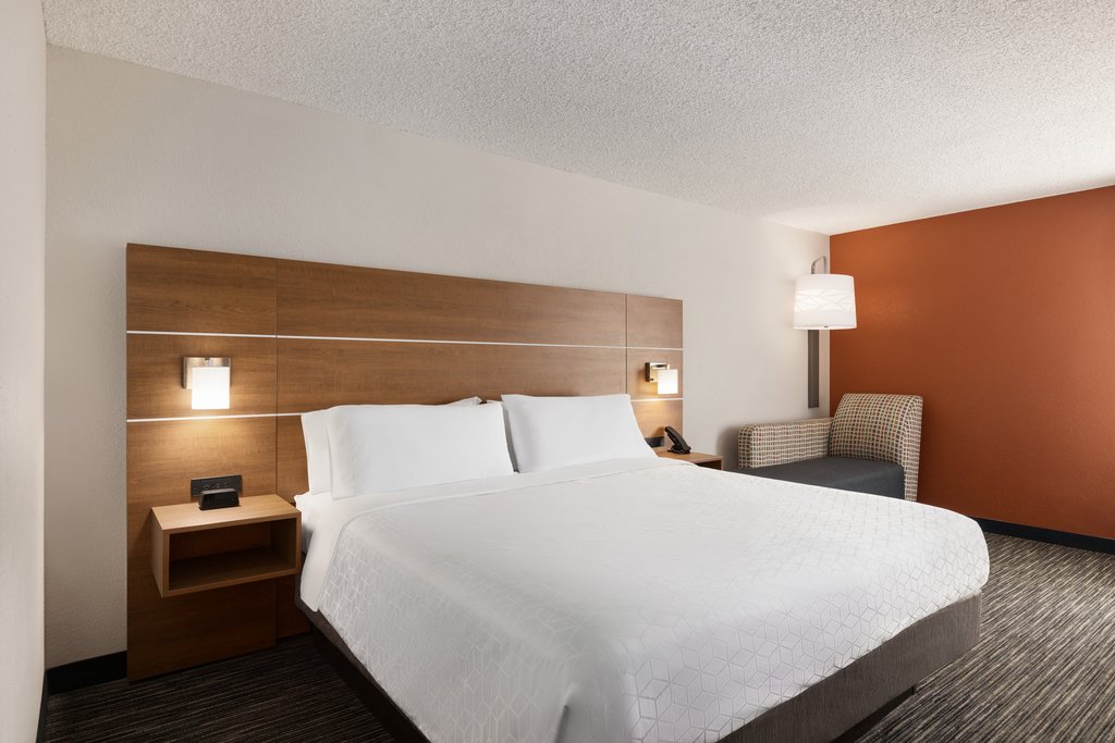 Holiday Inn Express VERO BEACH-WEST (I-95) - Tap to explore photos