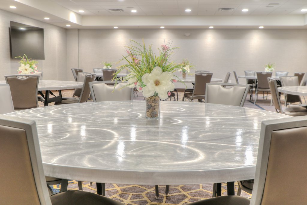 Holiday Inn & Suites PIGEON FORGE CONVENTION CENTER - Tap to explore photos