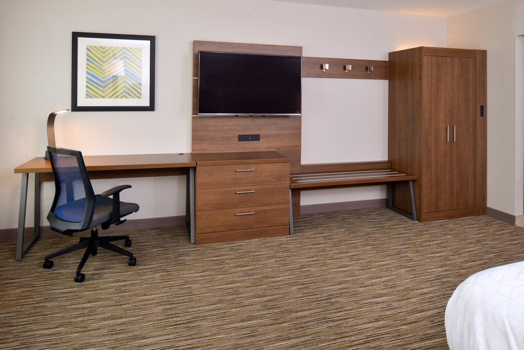 Holiday Inn Express and Suites Ottumwa - Tap to explore photos