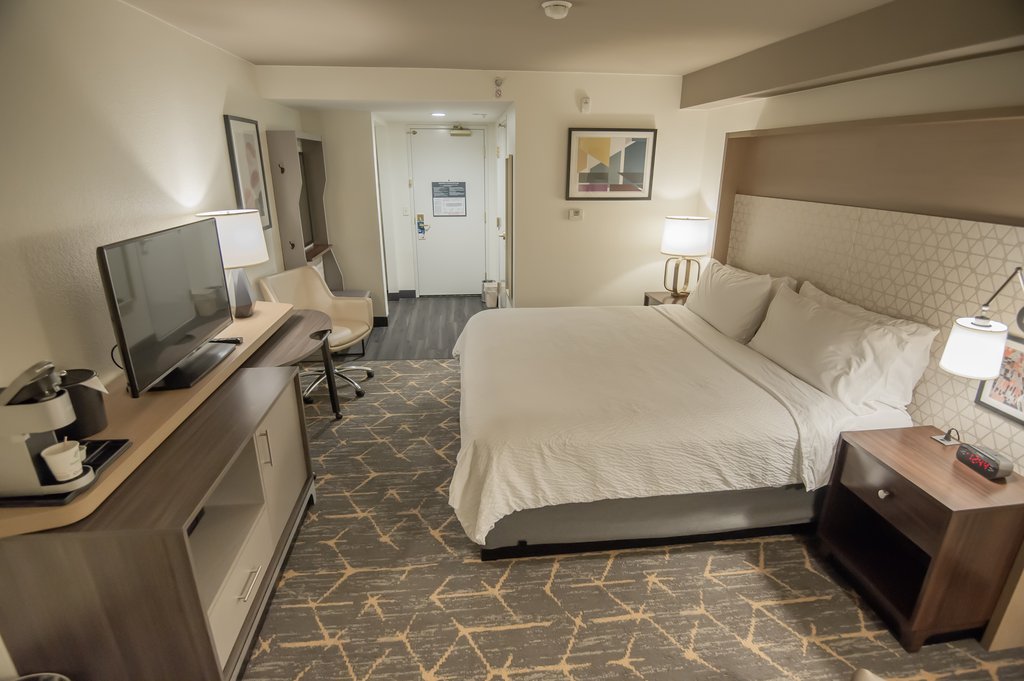 Holiday Inn & Suites OAKLAND - AIRPORT - Tap to explore photos
