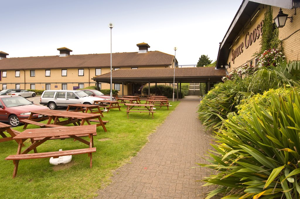 Premier Inn Basingstoke West - Tap to explore photos