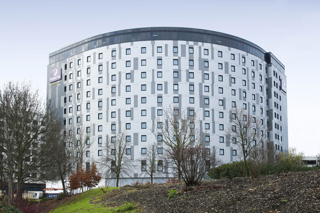Premier Inn London Gatwick Airport - Tap to explore photos