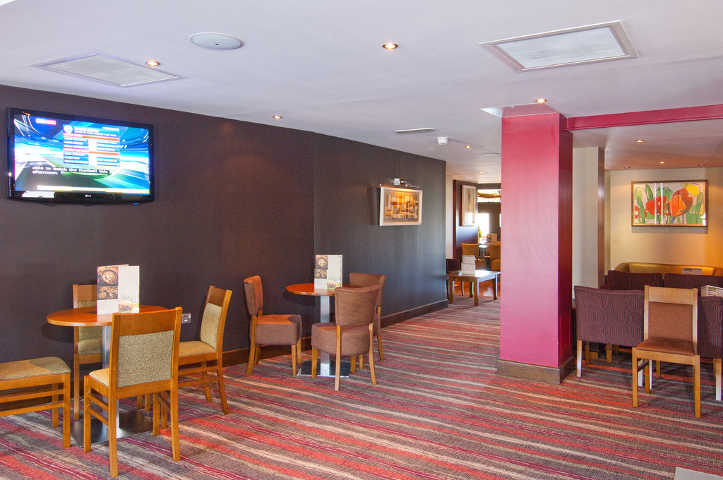 Premier Inn London Gatwick Airport (Manor Royal) - Tap to explore photos