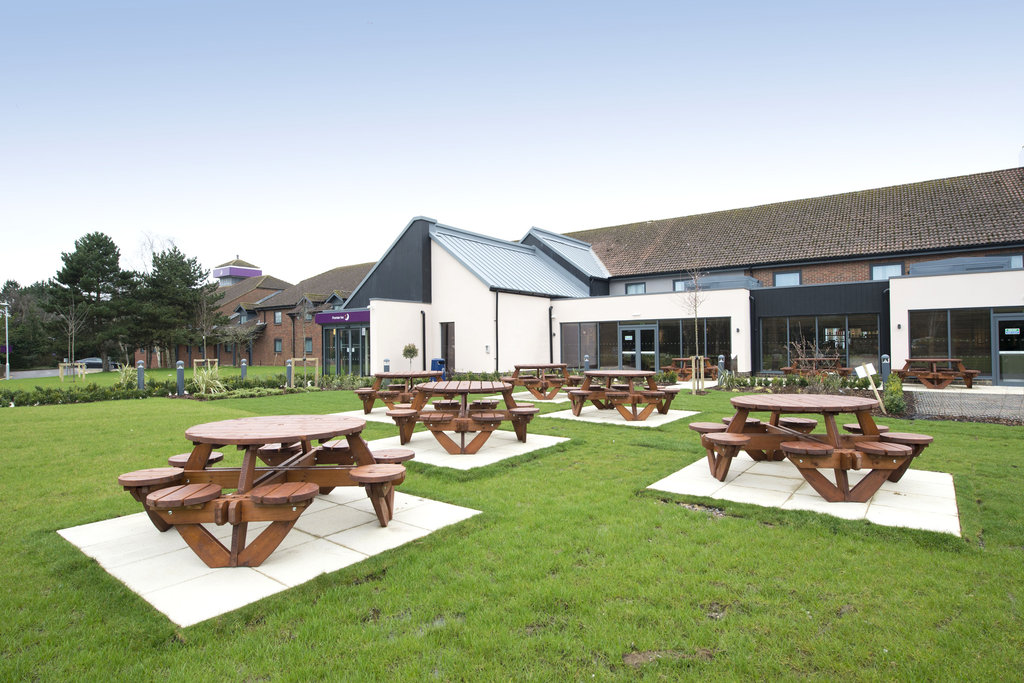 Premier Inn Newbury Town Centre South - Tap to explore photos