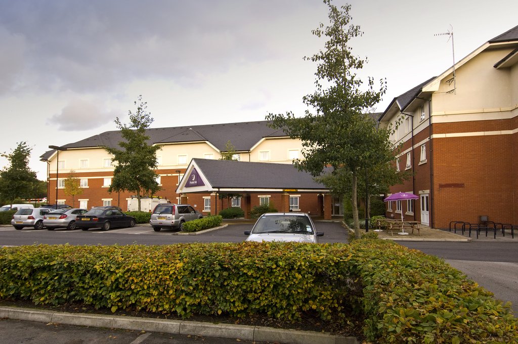 Premier Inn Warrington (M6/J21) - Tap to explore photos