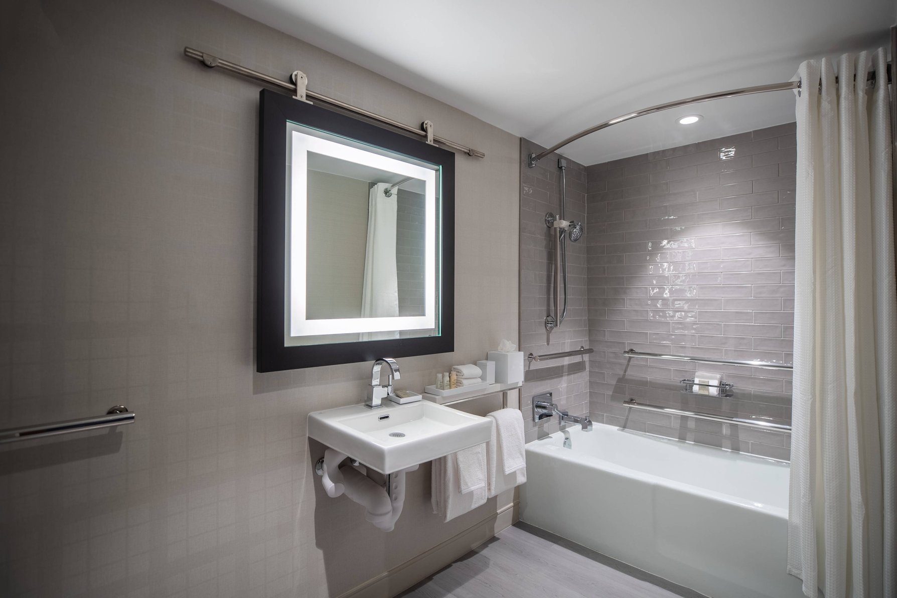 Renaissance Minneapolis Bloomington Hotel by Marriott - Tap to explore photos