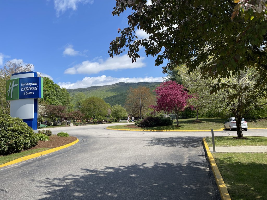 Holiday Inn Express & Suites - Lincoln East - White Mountains - Tap to explore photos