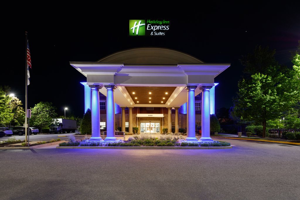 Holiday Inn Express & Suites WILLIAMSBURG - Tap to explore photos