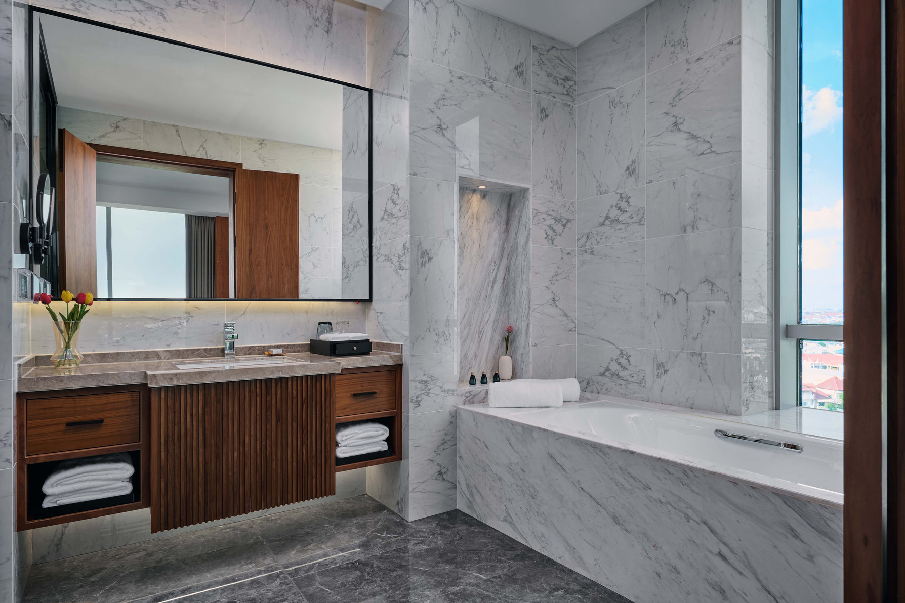 Crowne Plaza PHNOM PENH by IHG - Tap to explore photos