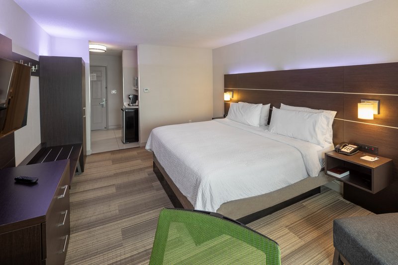 Holiday Inn Express and Suites Chicago West – St Charles