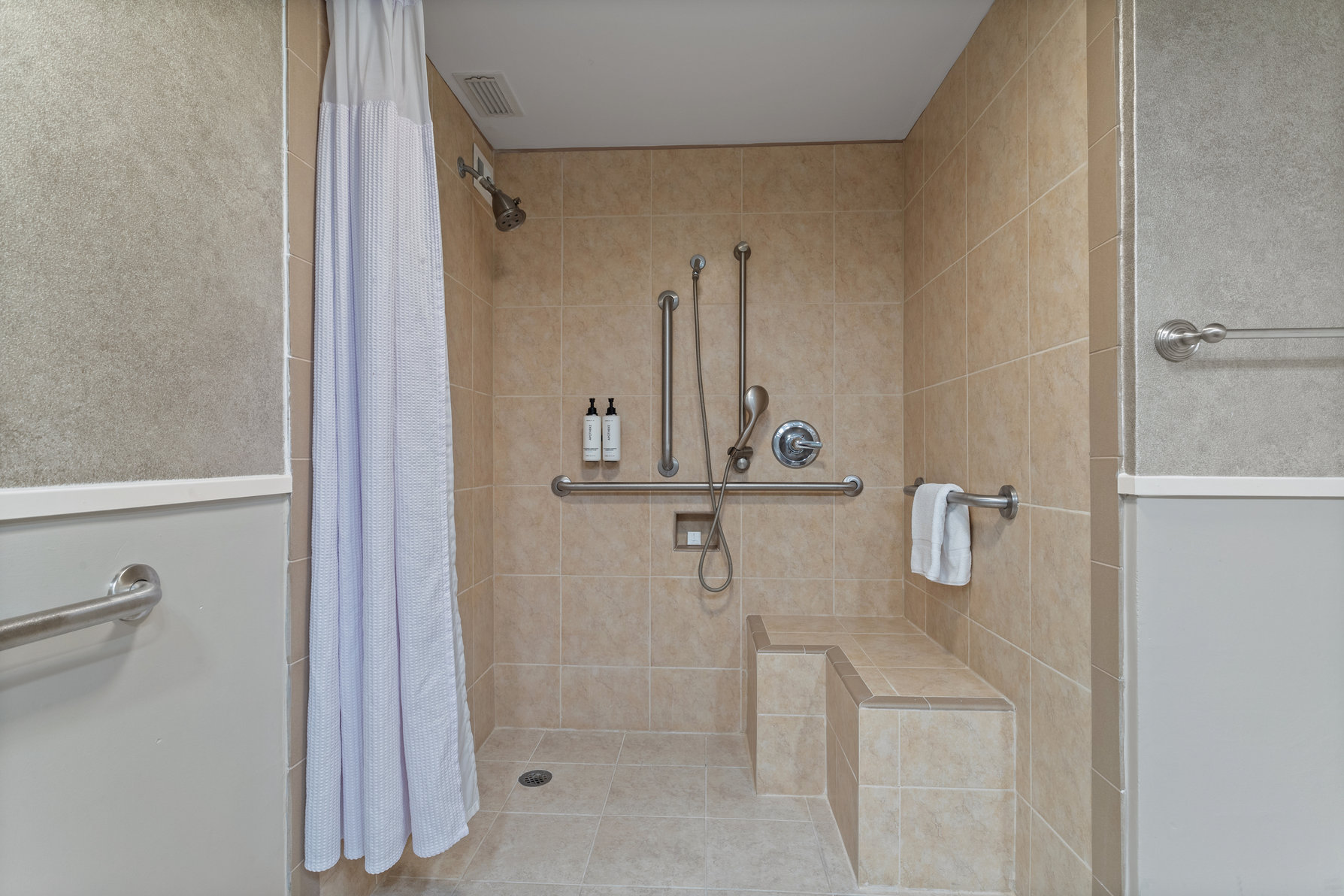 Crowne Plaza Hotel Executive Center Baton Rouge Room Type - 1 King Standard Pool View Mobility Accessible