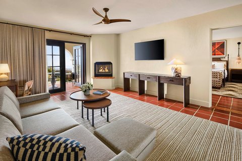 Fireside Suite with Partial Ocean View - Living