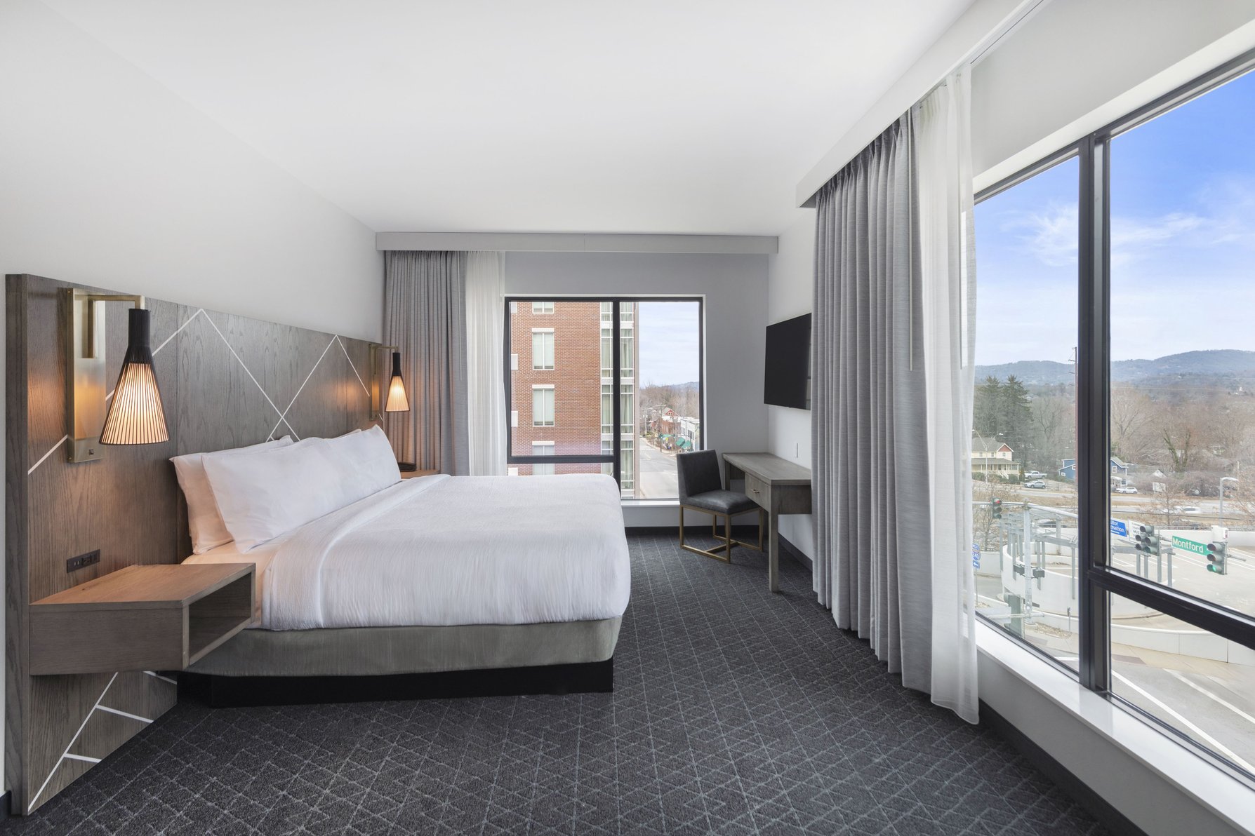Embassy Suites by Hilton Asheville Downtown Room Type - 1KG 2RM CRNR MOB HEA RI-S