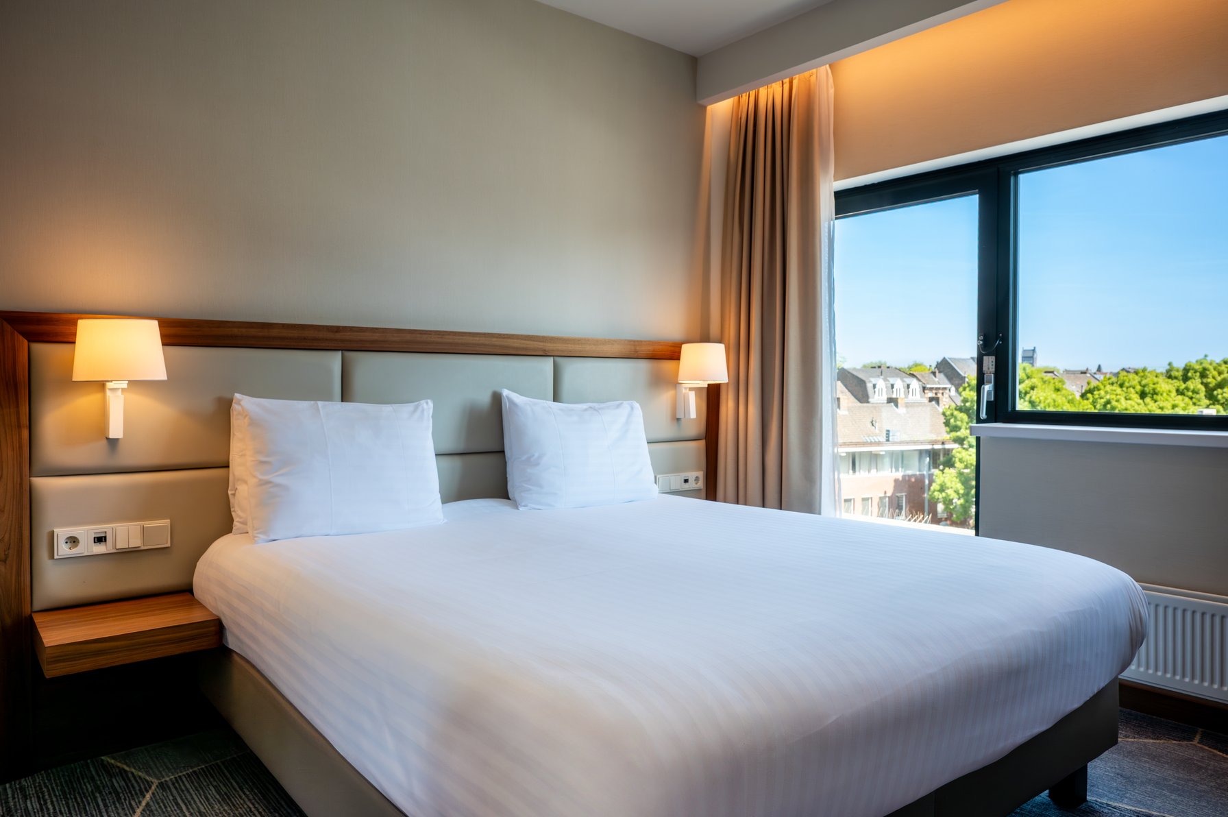 Crowne Plaza MAASTRICHT Room Type - 1 Queen Standard Walk in Shower