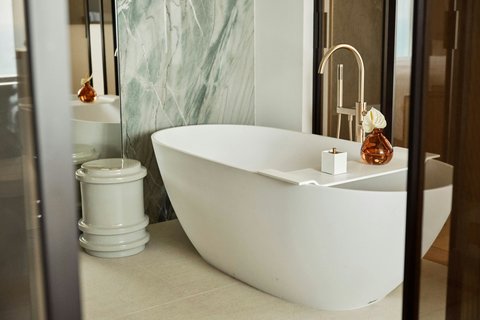 Suite Bathtub