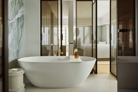 Skyline Suite Bathtub