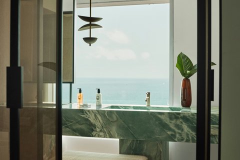Horizon Bathroom and Views
