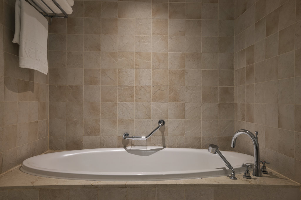 Beach Rotana Room Type - Beach Suite/King Bed/66sqm/WiFi/TV/AC Bay View/Sep Living Room/Bath n Shower
