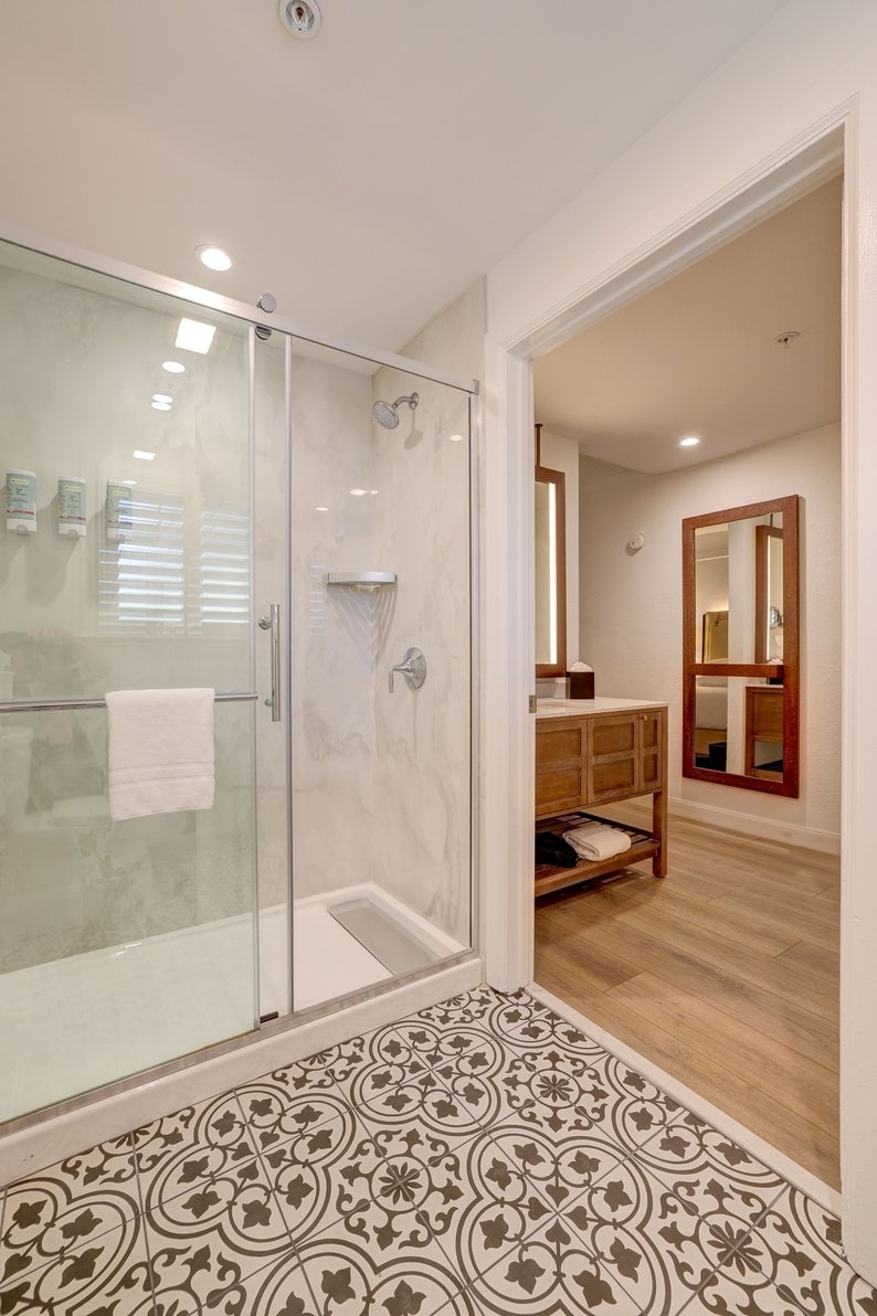 Sonoma Valley Inn, Tapestry Collection by Hilton Room Type - 1KNG MOB HEARING ACC TUB