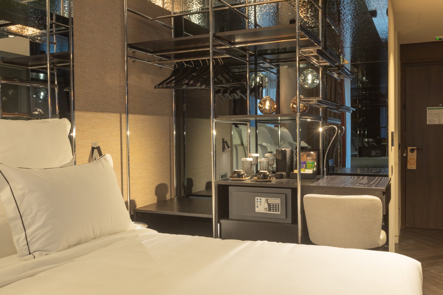 Adia Aluma Athens, Curio Collection by Hilton Room Type - KING GST RM TERR-WHIRLPOOL