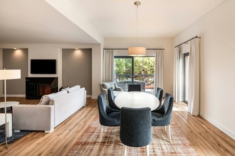 Living Area, Deluxe 2 Bedroom Suite Garden View