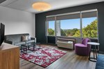 Savvy, Suite, 1 King, Sofa bed, Memorial Bell view