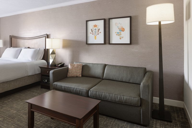 HOLIDAY INN – LAKE GEORGE TURF