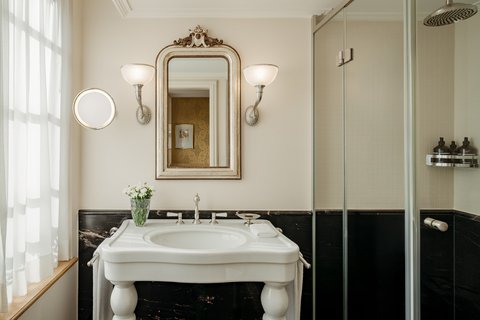 City Business Room Bathroom