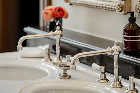City King Room Bathroom