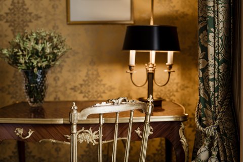 City Queen Room