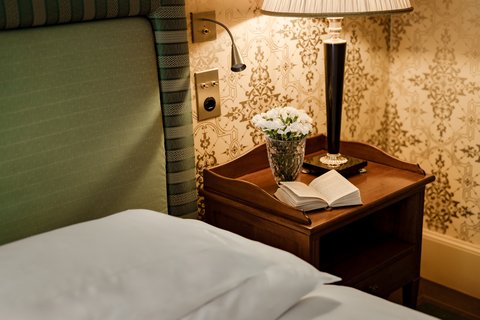 City Queen Room
